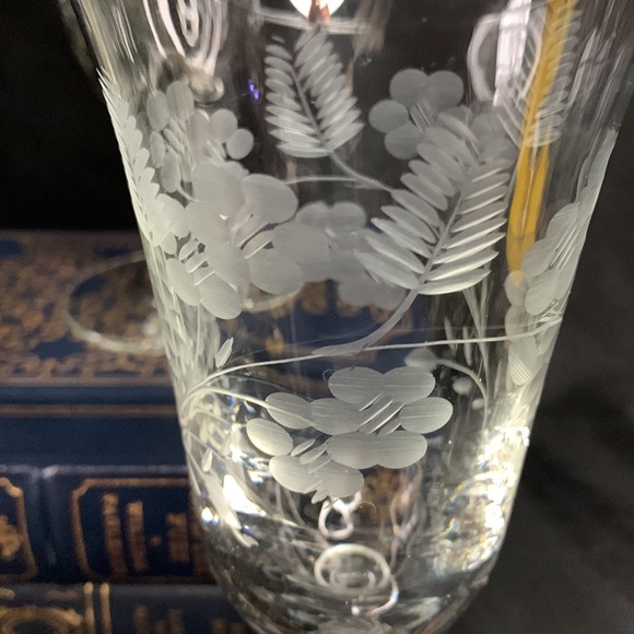 Stunning set of 4 floral and fern etched glass wine / water goblets - Picture 3 of 11